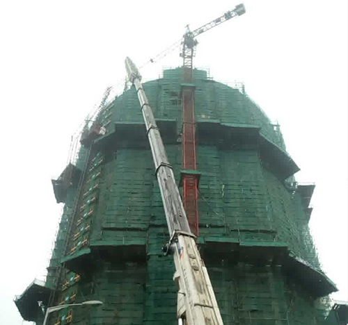 兰西吊车在工地上作业